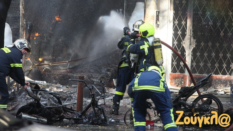 Υπό μερικό έλεγχο η πυρκαγιά που προκλήθηκε από έκρηξη σε κατάστημα στην Αχαρνών